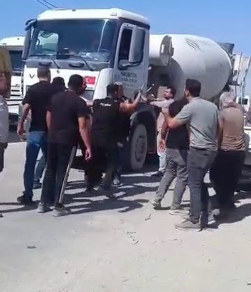 YOL VERME TARTIŞMASINDA SİNİRLENEN VATANDAŞ KAMYONU YUMRUKLADI   
