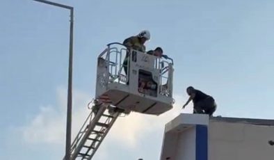 ELİNDEKİ BIÇAKLA KORKU DOLU ANLAR YAŞATAN ŞAHSI EKİPLER İKNA ETTİ 