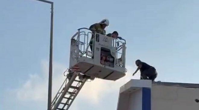 ELİNDEKİ BIÇAKLA KORKU DOLU ANLAR YAŞATAN ŞAHSI EKİPLER İKNA ETTİ 