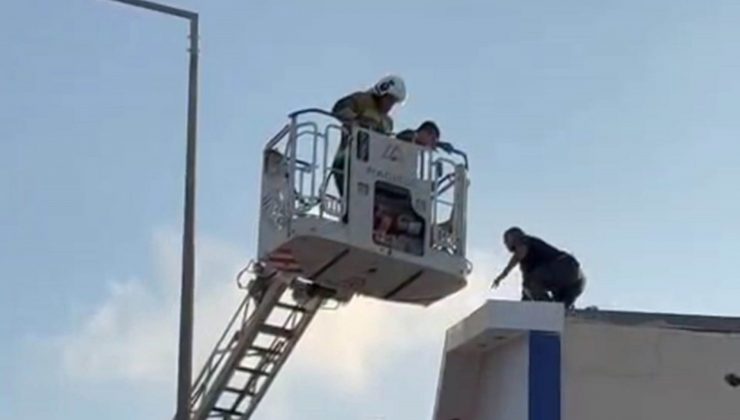 ELİNDEKİ BIÇAKLA KORKU DOLU ANLAR YAŞATAN ŞAHSI EKİPLER İKNA ETTİ 