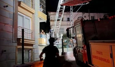 ELEKTRİK PANOSUNDAN ÇIKAN YANGINDA 50 VATANDAŞI İTFAİYE KURTARDI  