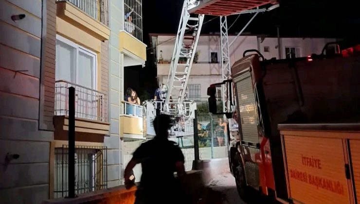 ELEKTRİK PANOSUNDAN ÇIKAN YANGINDA 50 VATANDAŞI İTFAİYE KURTARDI  