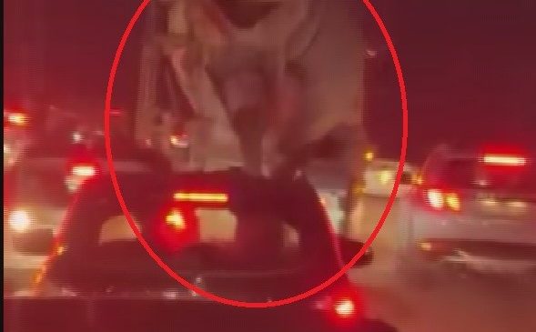SEYİR HALİNDEYKEN YOLA BETON DÖKEN MİKSER, VATANDAŞLARI ÇİLEDEN ÇIKARTTI 