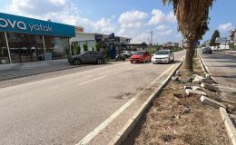 OTOMOBİL AĞACA ÇARPTI: 3 YARALI   