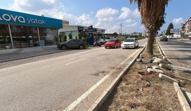 OTOMOBİL AĞACA ÇARPTI: 3 YARALI   