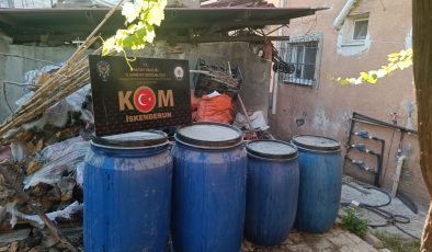 ARSUZ’DA SAHTE İÇKİ OPERASYONU: 2 BİN 450 LİTRE ALKOL ELE GEÇİRİLDİ   