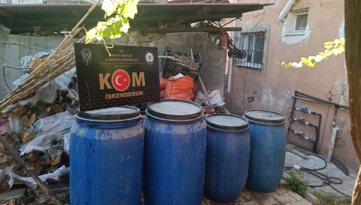 ARSUZ’DA SAHTE İÇKİ OPERASYONU: 2 BİN 450 LİTRE ALKOL ELE GEÇİRİLDİ   