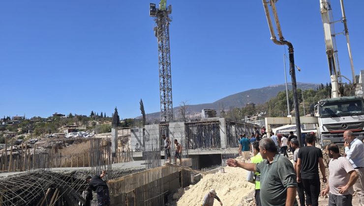 BETON DÖKÜMÜ ESNASINDA TABLA ÇÖKTÜ: 2 İŞÇİ YARALANDI   