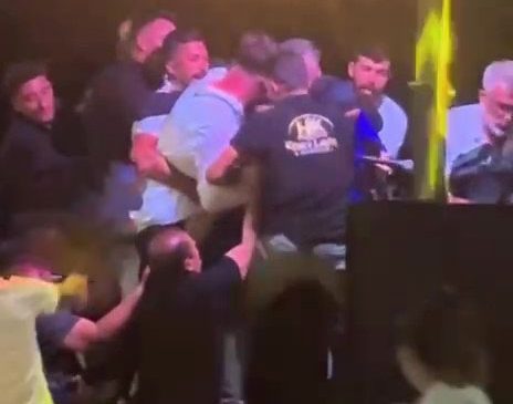 DÜĞÜNDE HALAY BAŞI OLMAK İSTEYEREK KADIN SOLİSTE SALDIRAN ALKOLLÜ ŞAHIS KORKU DOLU ANLAR YAŞATTI 