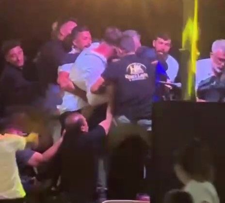 DÜĞÜNDE HALAY BAŞI OLMAK İSTEYEREK KADIN SOLİSTE SALDIRAN ALKOLLÜ ŞAHIS KORKU DOLU ANLAR YAŞATTI 