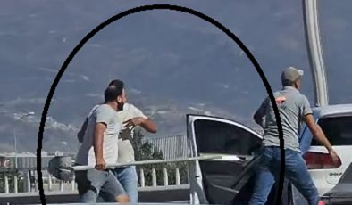 TRAFİKTE YAŞANAN KÜREKLİ KAVGA  