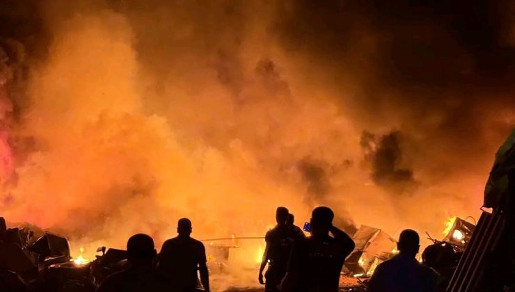 ALEVLERE TESLİM OLAN HURDALIK ALANDA ÇIKAN YANGIN GECEYİ AYDINLATTI   
