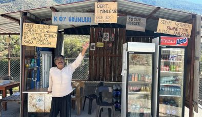 İŞ YERİNE ASTIĞI TABELAYLA YÜZLERİ GÜLÜMSETEN ESNAF, GÖRENLERİN İLGİSİNİ ÇEKİYOR 