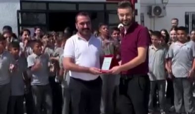 TAYİNİ ÇIKAN ÖĞRETMEN, 10 YILDIR GÖREV YAPTIĞI OKULDAN ALKIŞLARLA UĞURLANDI 
