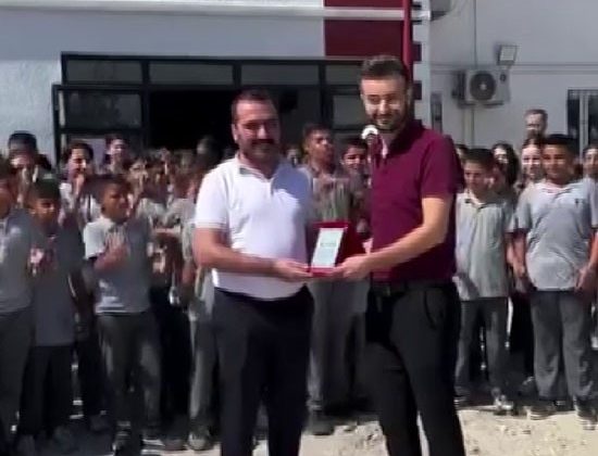 TAYİNİ ÇIKAN ÖĞRETMEN, 10 YILDIR GÖREV YAPTIĞI OKULDAN ALKIŞLARLA UĞURLANDI 