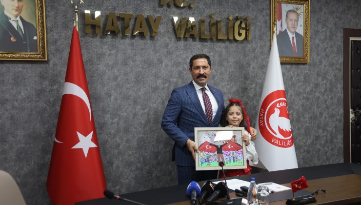 MİNİK RESSAM ASYA, VALİYİ RESMETTİĞİ ÇALIŞMASINDA GÖNÜLLERİ FETHETTİ  