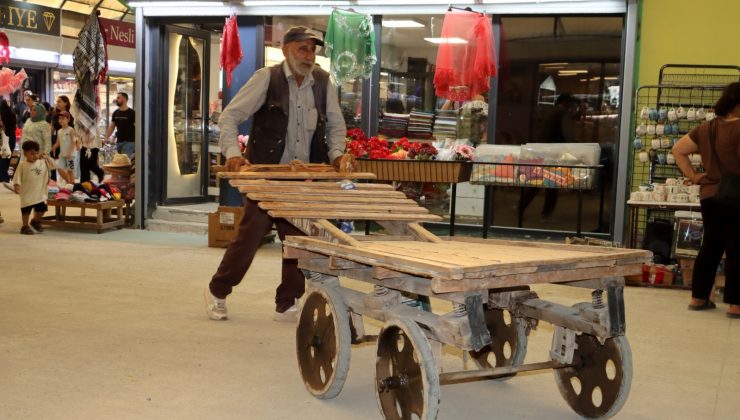 NOSTALJİK  EL ARABASI İLE UZUN ÇARŞININ YÜKÜNÜ ÇEKİYOR