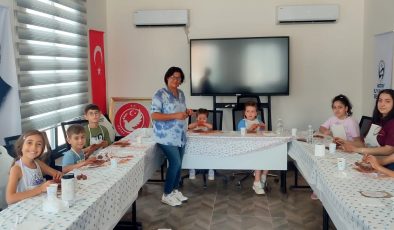 SANATSEVER MİNİKLER ÇAMURDAN “HAYAT AĞACI” YAPTI