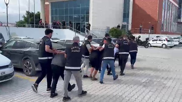 63 YAŞINDAKİ KADININ POMPALI TÜFEKLE ÖLDÜRÜLDÜĞÜ KOMŞU KAVGASINA 5 TUTUKLAMA   