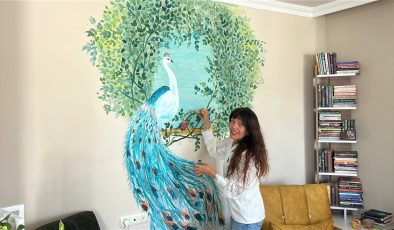 HATAYLI RESSAM, YOUTUBE’DAN VİDEO İZLEYEREK ÖĞRENDİĞİ SOĞUK PORSELEN SANATIYLA RESMİ BİRLEŞTİRİYOR 