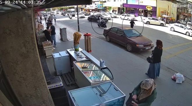 OTOMOBİLLERİN YOL VERDİĞİ KADINA MOTOSİKLET ÇARPTI 