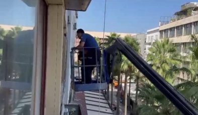 KAPIYI KİLİTLEYEREK POLİSTEN KAÇMAYA ÇALIŞAN HIRSIZI, POLİS EKİPLERİ VİNÇLE CAMDAN İŞ YERİNE GİREREK YAKALADI  