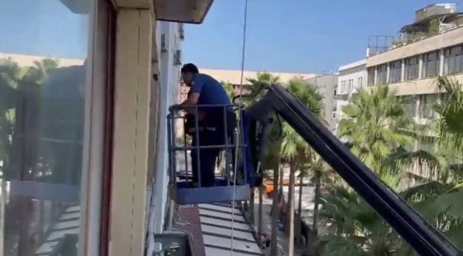 KAPIYI KİLİTLEYEREK POLİSTEN KAÇMAYA ÇALIŞAN HIRSIZI, POLİS EKİPLERİ VİNÇLE CAMDAN İŞ YERİNE GİREREK YAKALADI  