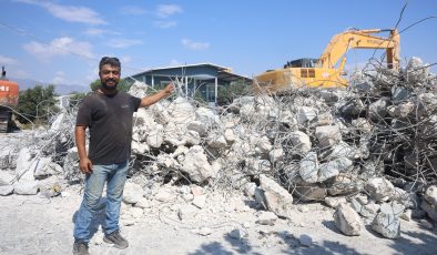 İŞ MAKİNESİYLE GELİN ARABASININ ÖNÜNÜ KESEN OPERATÖR, BAHŞİŞ ALINCA YOLU AÇTI  