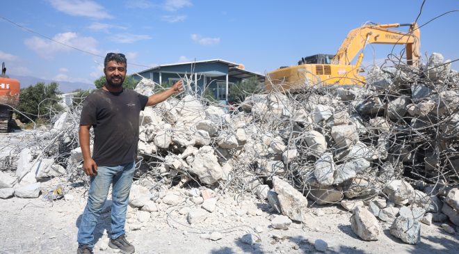 İŞ MAKİNESİYLE GELİN ARABASININ ÖNÜNÜ KESEN OPERATÖR, BAHŞİŞ ALINCA YOLU AÇTI  