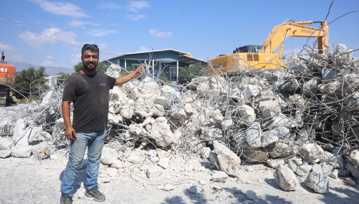 İŞ MAKİNESİYLE GELİN ARABASININ ÖNÜNÜ KESEN OPERATÖR, BAHŞİŞ ALINCA YOLU AÇTI  