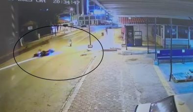 DEVRİLEREK SÜRÜKLENEN MOTOSİKLET, PARK HALİNDEKİ MİNİBÜSÜN ALTINA GİRDİ: O ANLAR KAMERADA   