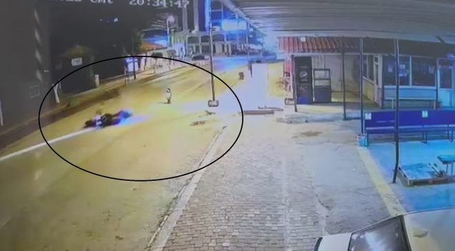 DEVRİLEREK SÜRÜKLENEN MOTOSİKLET, PARK HALİNDEKİ MİNİBÜSÜN ALTINA GİRDİ: O ANLAR KAMERADA   