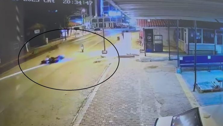 DEVRİLEREK SÜRÜKLENEN MOTOSİKLET, PARK HALİNDEKİ MİNİBÜSÜN ALTINA GİRDİ: O ANLAR KAMERADA   