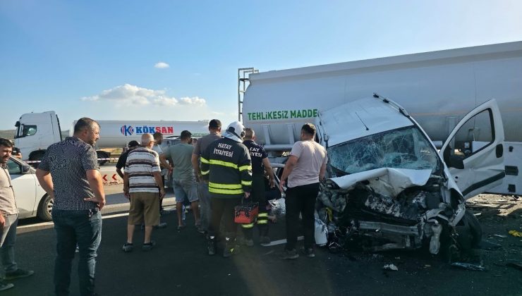 TANKERLE, HAFİF TİCARİ ARAÇ ÇARPIŞTI: 3 YARALI   