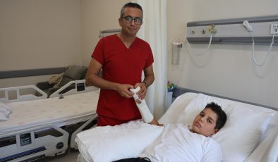 ELİNİ ÜZÜM SIKMA MAKİNESİNE KAPTIRAN MELİH’İN KOPAN PARMAKLARI, BAŞARILI GEÇEN AMELİYATLA TUTTURULDU 