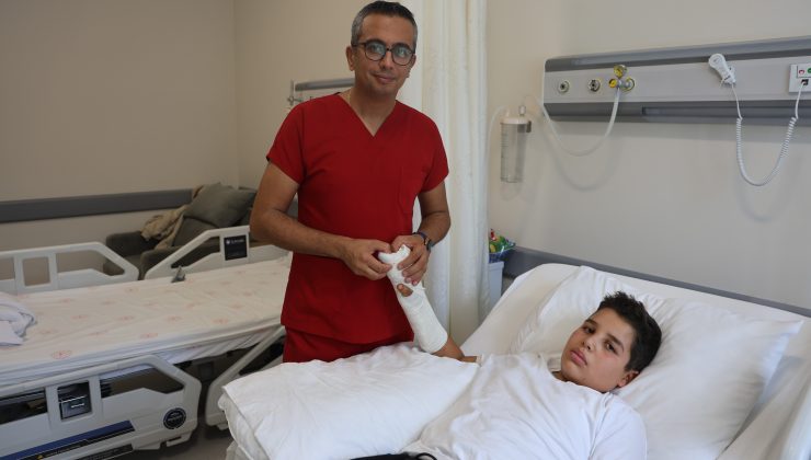 ELİNİ ÜZÜM SIKMA MAKİNESİNE KAPTIRAN MELİH’İN KOPAN PARMAKLARI, BAŞARILI GEÇEN AMELİYATLA TUTTURULDU 