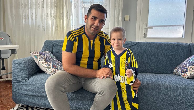 14 AY SÜREN MÜCADELEYLE KANSERİ YENEN TAMER TALHA’YA İMZALI FENERBAHÇE FORMASI HEDİYE EDİLDİ  