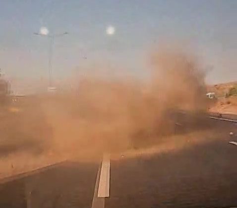 KONTROLDEN ÇIKAN OTOMOBİLİN BARİYERLERE ÇARPMA ANI GÖRÜNTÜLENDİ 