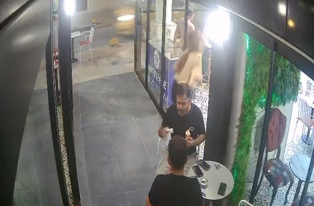DİKKATSİZLİĞİYLE CAM KAPIYA ÇARPAN KADIN PERSONELİN YERE SAVRULDUĞU ANLAR KAMERADA  