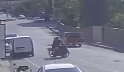 MOTOSİKLETLERİN KAFA KAFAYA ÇARPIŞTIĞI KAZADA 3 KİŞİNİN YERE SAVRULDUĞU ANLAR KAMERAYA YANSIDI 