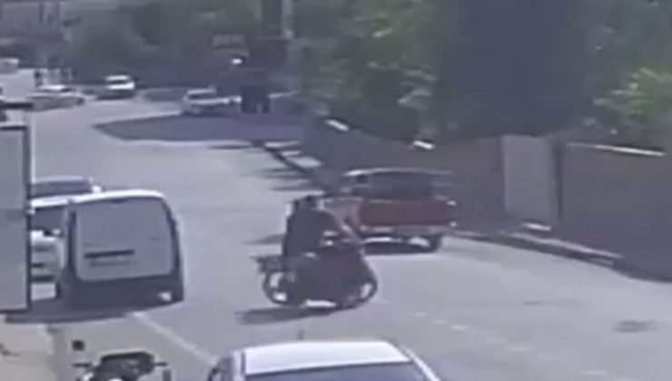 MOTOSİKLETLERİN KAFA KAFAYA ÇARPIŞTIĞI KAZADA 3 KİŞİNİN YERE SAVRULDUĞU ANLAR KAMERAYA YANSIDI 