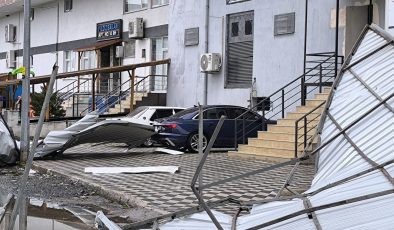 HATAY’DA FIRTINADA UÇAN ÇATI 2 ARACA ZARAR VERDİ 