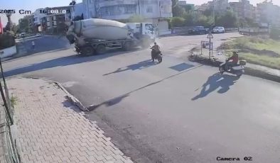 BETON MİKSERİYLE OTOMOBİLİN ÇARPIŞTIĞI KAZA KAMERADA 