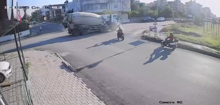 BETON MİKSERİYLE OTOMOBİLİN ÇARPIŞTIĞI KAZA KAMERADA 