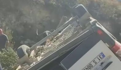 UÇURUMDAN YUVARLANAN SERVİSİN SÜRÜCÜSÜ YARALANDI   