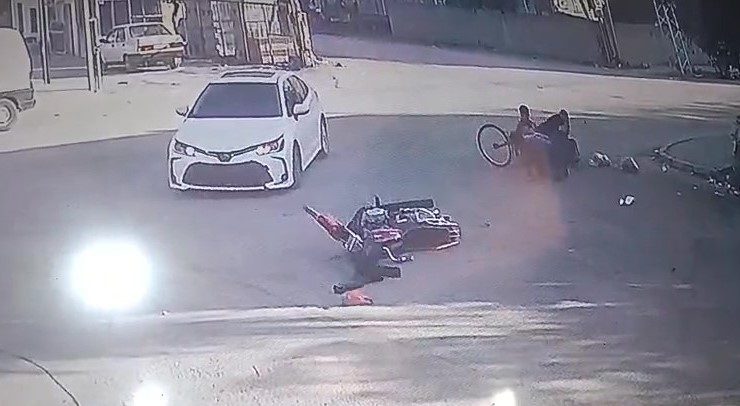 KAZADA SAVRULAN MOTOSİKLETİN SÜRÜCÜSÜ YAŞLI ÇİFTİN ÜZERİNE UÇTU: 4 YARALI 