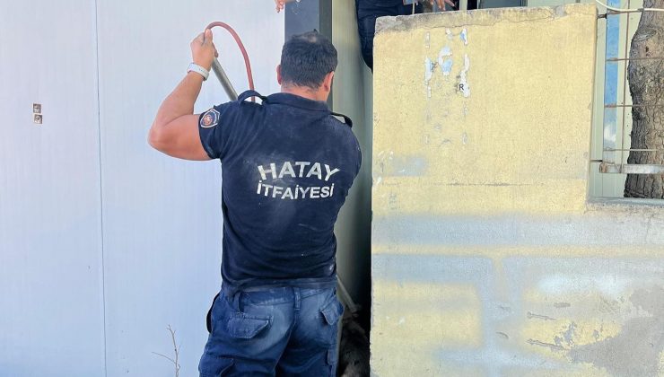 DUVAR İLE KONTEYNER ARASINDA SIKIŞAN KÖPEĞİ İTFAİYE KURTARDI   