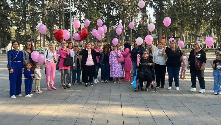 YILLAR SÜREN MÜCADELEYLE MEME KANSERİNİ YENEN KADIN VE DESTEKÇİLERİ GÖKYÜZÜNE PEMBE BALON BIRAKTI 