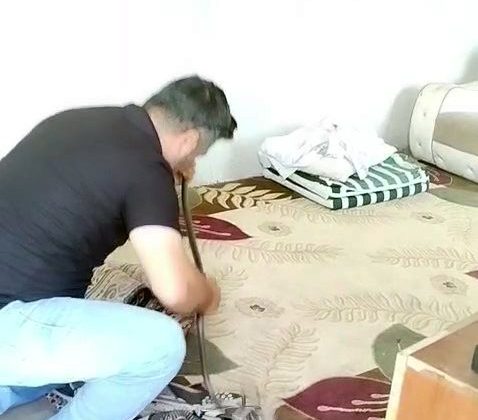 İNSANLAR KORKULARINDAN KONTEYNERE GİREMEZKEN O ELLERİYLE 1 METRELİK YILANI YAKALADI 