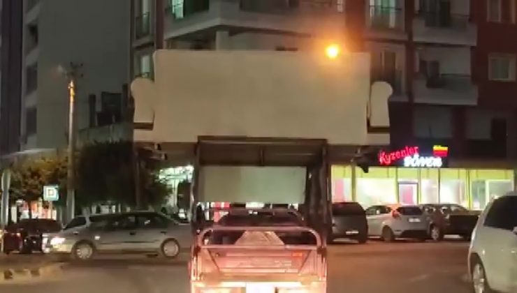 YAYALARIN CANINI HİÇE SAYAN SÜRÜCÜ, TRAFİĞE ALDIRMADAN MOTOSİKLET ÜZERİNDE KOLTUK TAŞIDI 